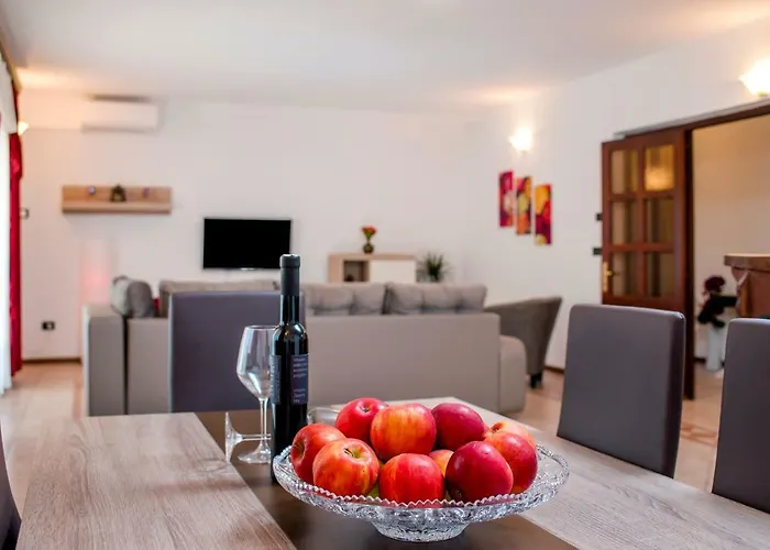 St. Antonio アパート ロヴィニ